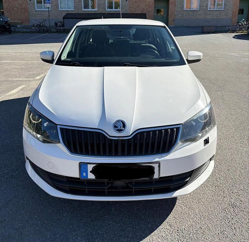 Vit Begagnad 2016 Skoda Fabia Ambiente Halvkombi | 95 000 kr (Lite dyr) - Bild 1/4