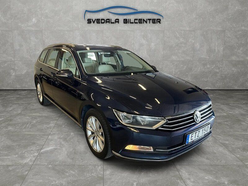 Mörkblå (blå) Begagnad 2015 VW Passat GT Kombi | 138 500 kr (Marknadspris) - Bild 1/4