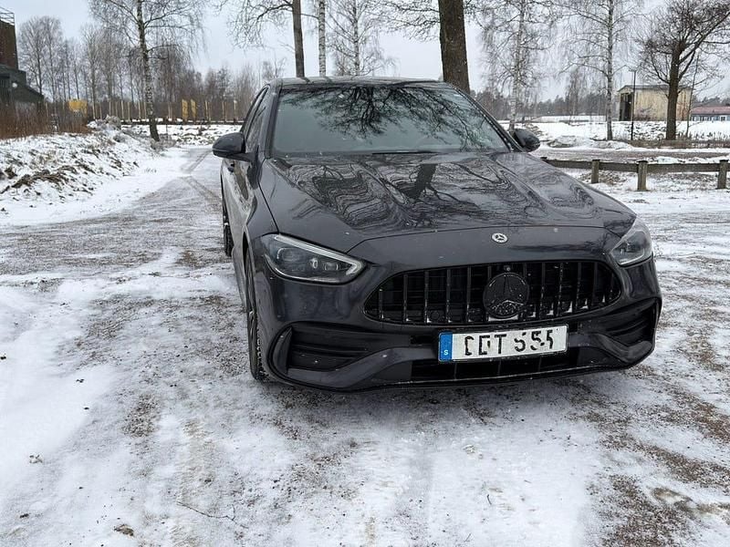 Begagnad 2022 Mercedes C300 AMG | 364 500 kr - Bild 1/4