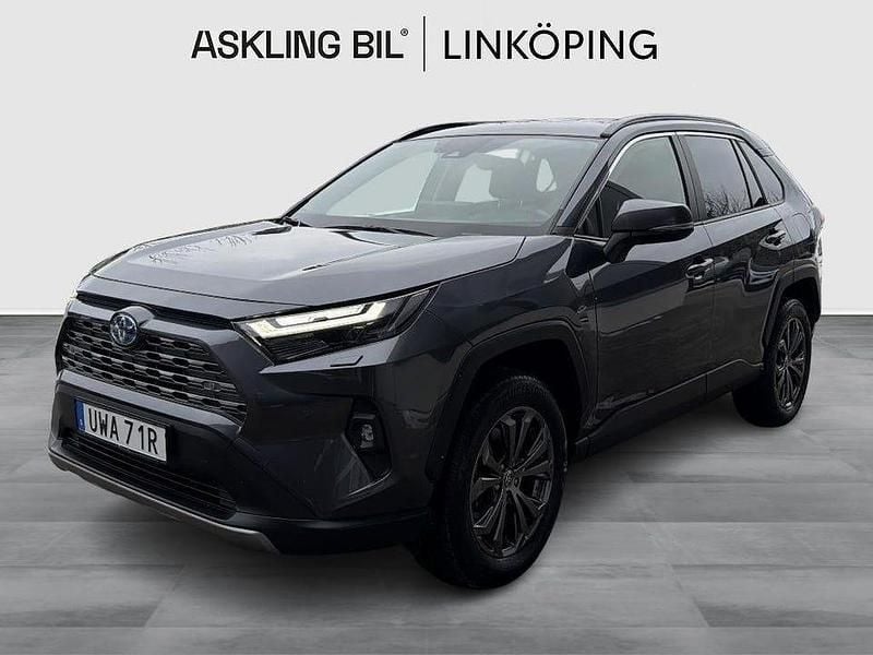 Grå Begagnad 2024 Toyota RAV4 Hybrid Executive SUV | 415 000 kr (Marknadspris) - Bild 1/4