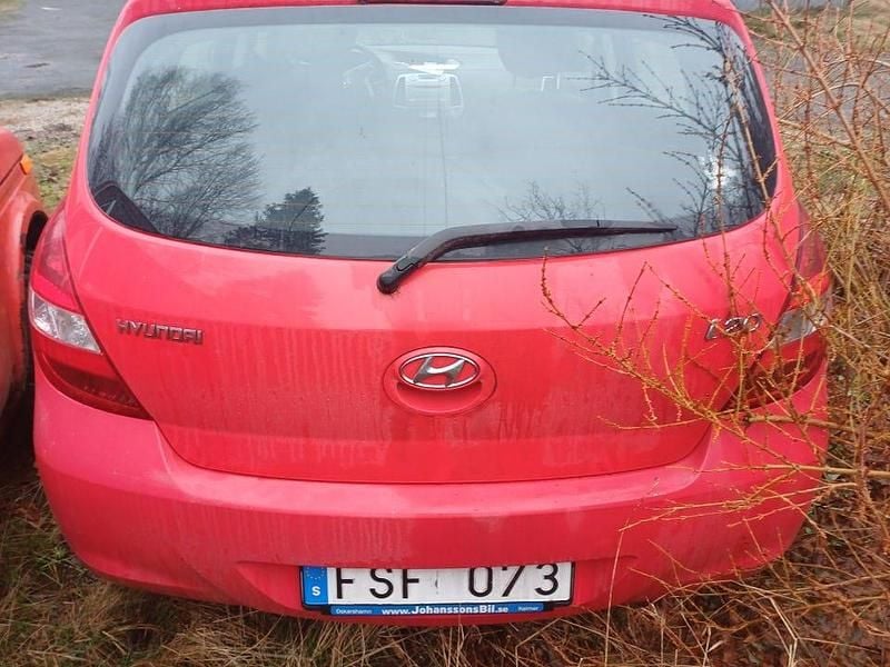 Begagnad Hyundai i20 101 HK (74 kW) 2009 Röd Halvkombi
