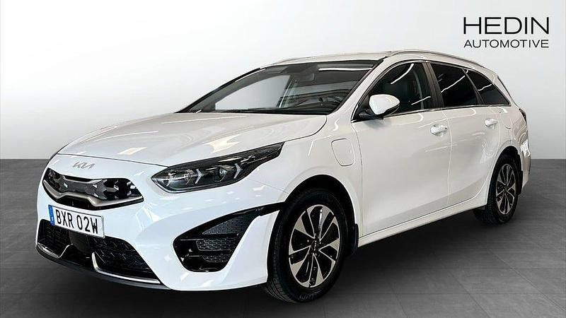 Vit Begagnad 2023 Kia Ceed Advance Halvkombi | 304 900 kr (Marknadspris) - Bild 1/4