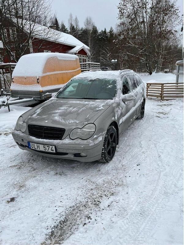 Silver Begagnad 2004 Mercedes C180 Kombi | 16 000 kr (Superpris) - Bild 1/4