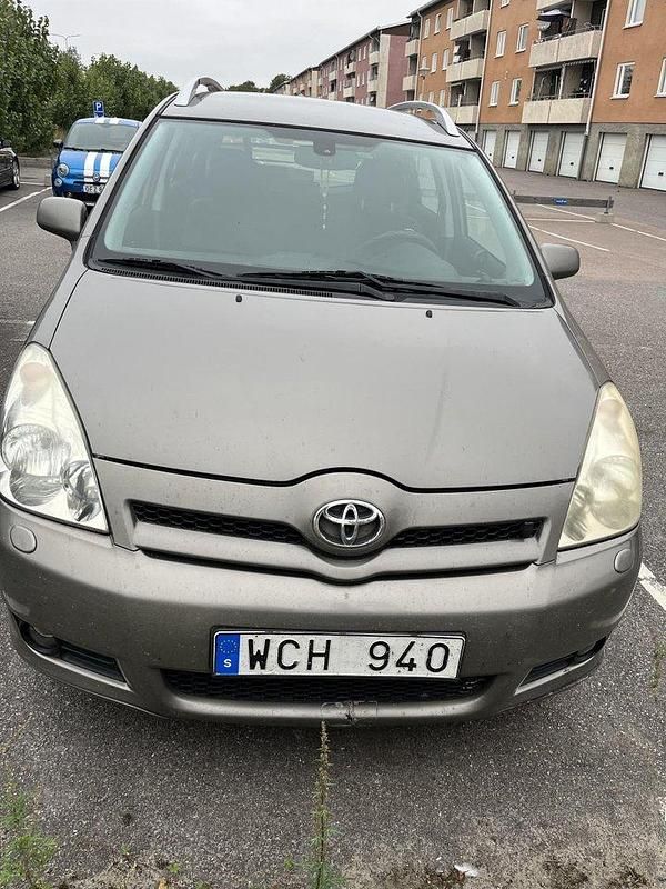 Brun Begagnad 2004 Toyota Corolla Verso Minibuss | 37 000 kr (Lite dyr) - Bild 1/4