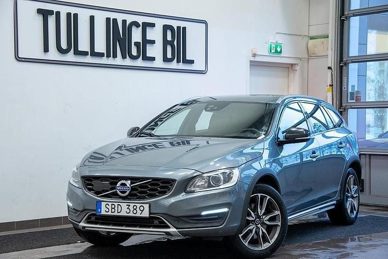 Grå Begagnad 2018 Volvo V60 CC Standard Kombi | 214 900 kr (Superpris) - Bild 1/4
