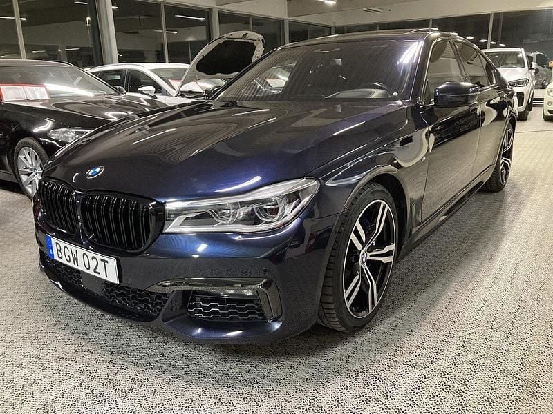Svart (svart metallic) Begagnad 2018 BMW 750 M Sport Sedan | 359 900 kr - Bild 1/4