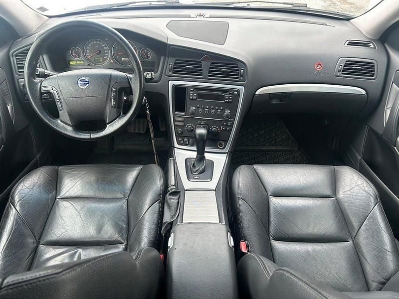 Begagnad Volvo V70 Kinetic 209 HK (153 kW) 2005 Ljusgrå Kombi