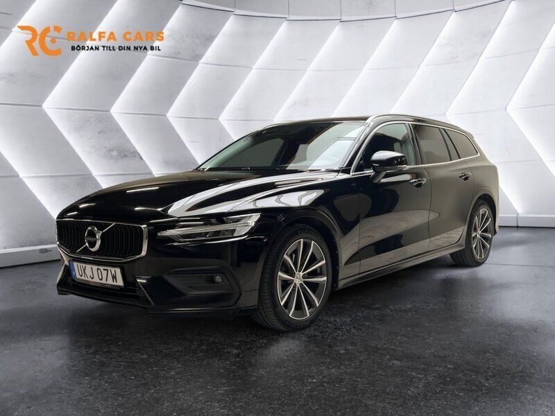 Svart Begagnad 2021 Volvo V60 Momentum Kombi | 218 800 kr (Marknadspris) - Bild 1/3