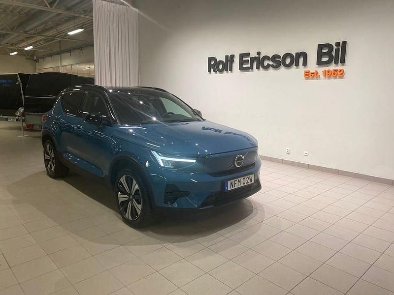 Blå Begagnad 2023 Volvo XC40 Core SUV | 319 500 kr (Marknadspris) - Bild 1/4