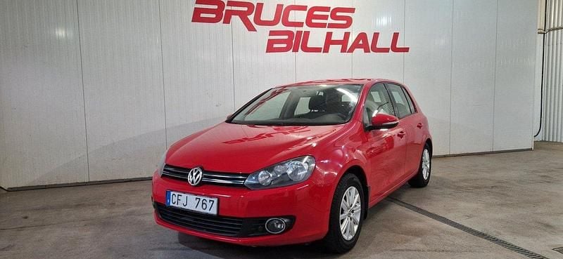 Röd Begagnad 2013 VW Golf Halvkombi | 77 900 kr - Bild 1/4
