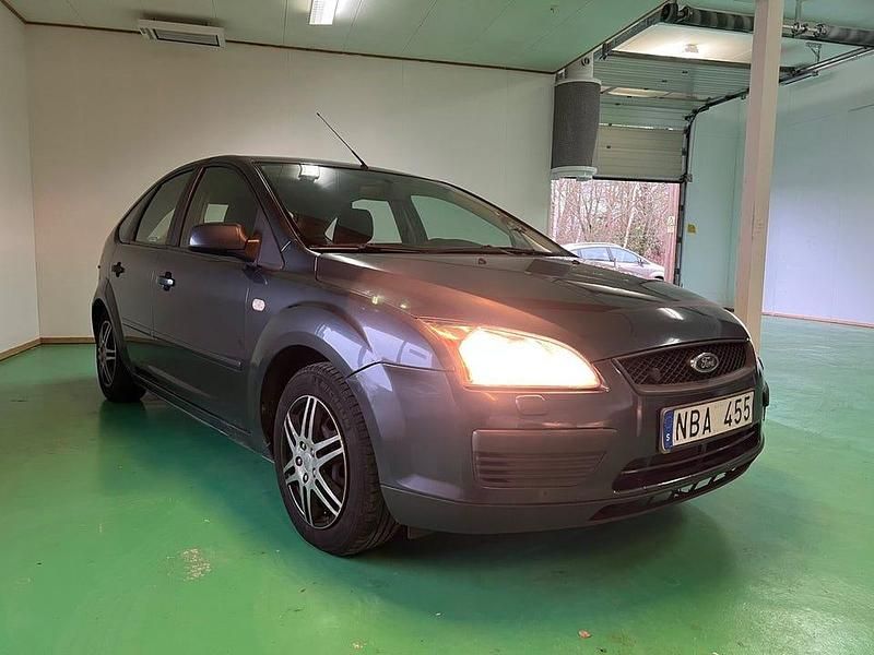Grå Begagnad 2008 Ford Focus Halvkombi | 21 900 kr (Bra pris) - Bild 1/4