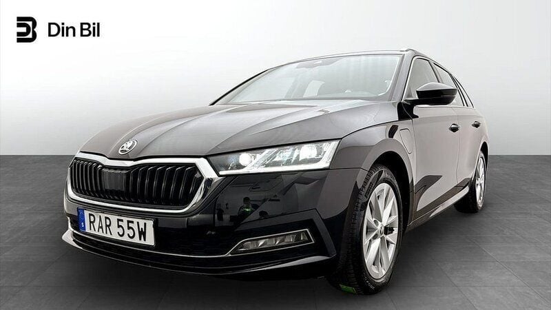 Svart Begagnad 2023 Skoda Octavia Style Kombi | 309 000 kr (Marknadspris) - Bild 1/4
