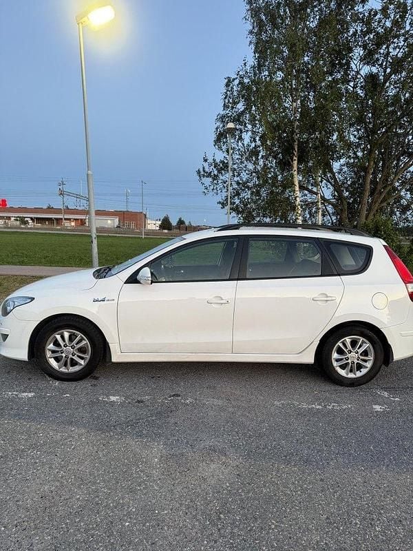 Vit Begagnad 2012 Hyundai i30 Kombi | 41 000 kr (Marknadspris) - Bild 1/4