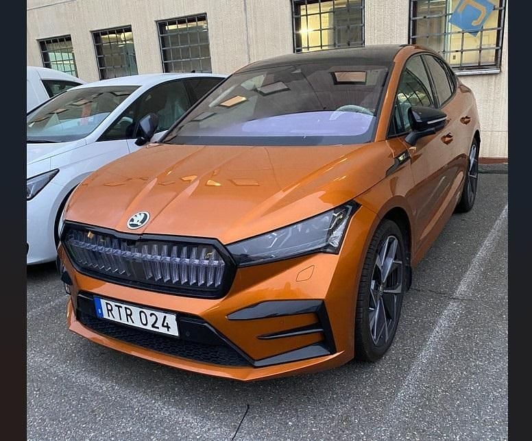 Orange Begagnad 2023 Skoda Enyaq iV RS SUV | 389 000 kr (Bra pris) - Bild 1/3
