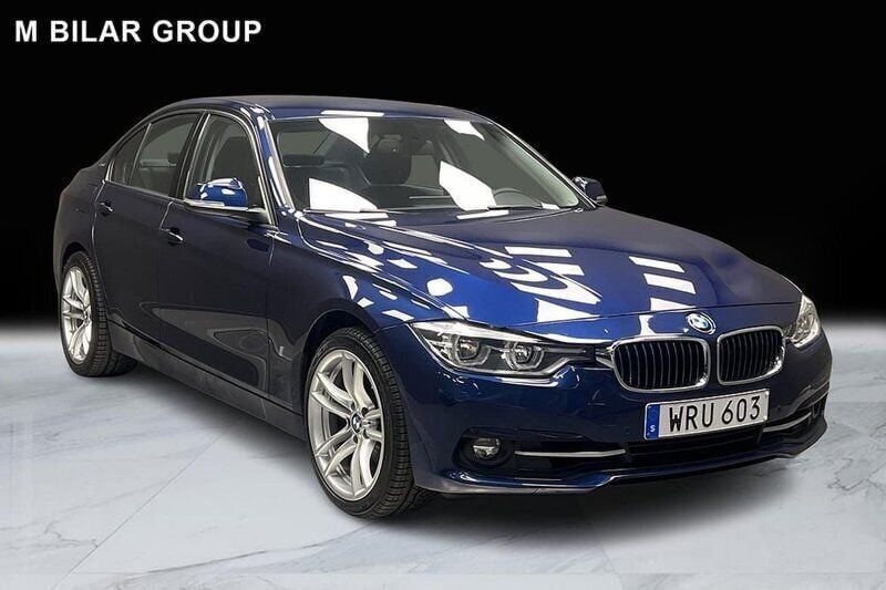 Blå Begagnad 2018 BMW 330e Sport Line Sedan | 199 500 kr - Bild 1/4