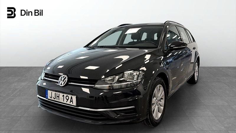 Grå (urano grey) Begagnad 2020 VW Golf VII Kombi | 209 900 kr (Marknadspris) - Bild 1/4