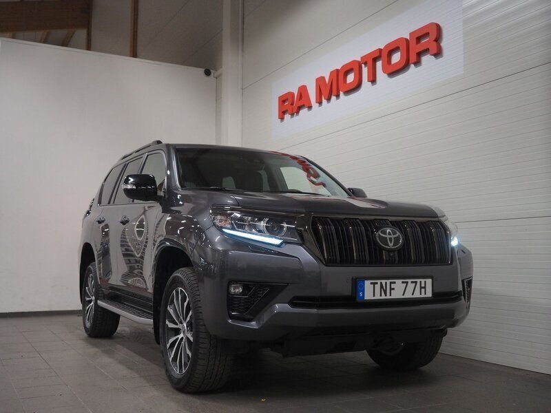 Mörkgrå Begagnad 2022 Toyota Land Cruiser Premium SUV | 729 900 kr (Marknadspris) - Bild 1/2