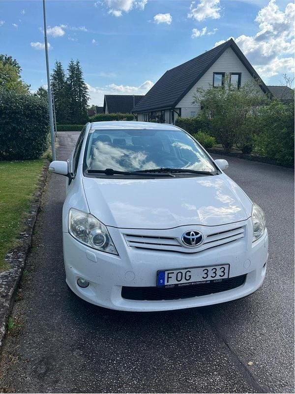 Vit Begagnad 2011 Toyota Auris Plus Halvkombi | 60 000 kr (Bra pris) - Bild 1/4