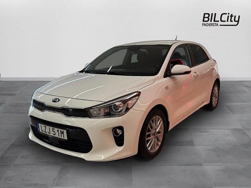 Vit Begagnad 2019 Kia Rio Advance Halvkombi | 129 900 kr (Marknadspris) - Bild 1/4