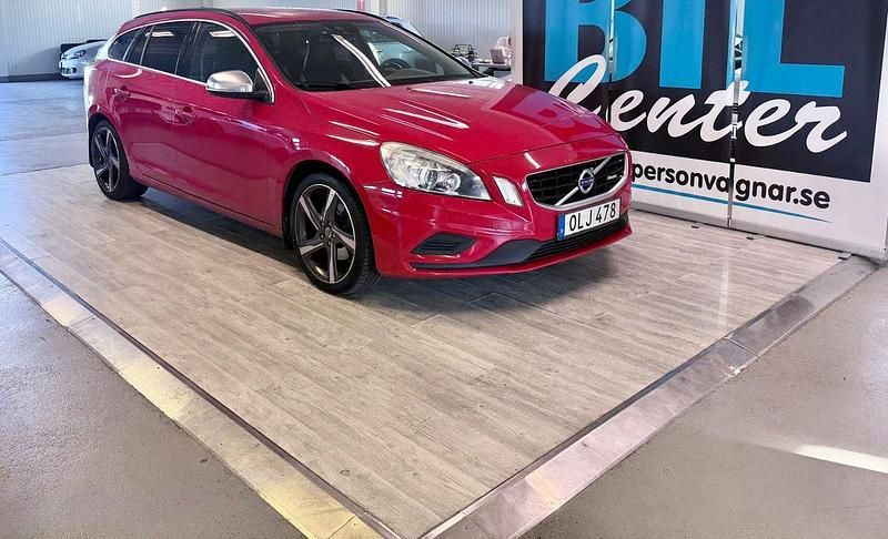 Röd Begagnad 2012 Volvo V60 R-Design Kombi | 114 000 kr (Dyr) - Bild 1/3