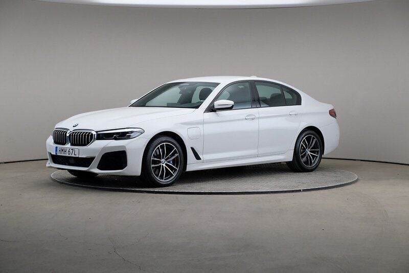 Vit Begagnad 2021 BMW 530e M Sport Sedan | 369 000 kr (Bra pris) - Bild 1/4