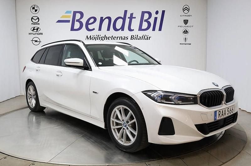 Begagnad BMW 330e Shadowline 292 HK (214 kW) 2022 Mineralvit metallic Kombi
