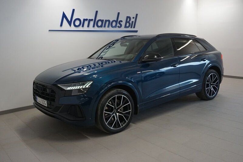Blå (galaxblå metallic) Begagnad 2022 Audi Q8 S-Line SUV | 699 900 kr (Marknadspris) - Bild 1/3