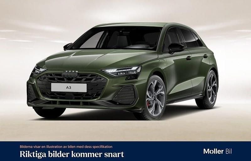 Distriktgrön metallic Begagnad 2025 Audi A3 S-Line Sedan | 529 900 kr - Bild 1/4
