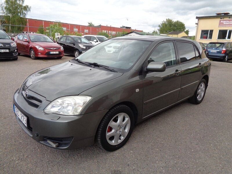 Grå Begagnad 2006 Toyota Corolla Halvkombi | 32 900 kr (Marknadspris) - Bild 1/4