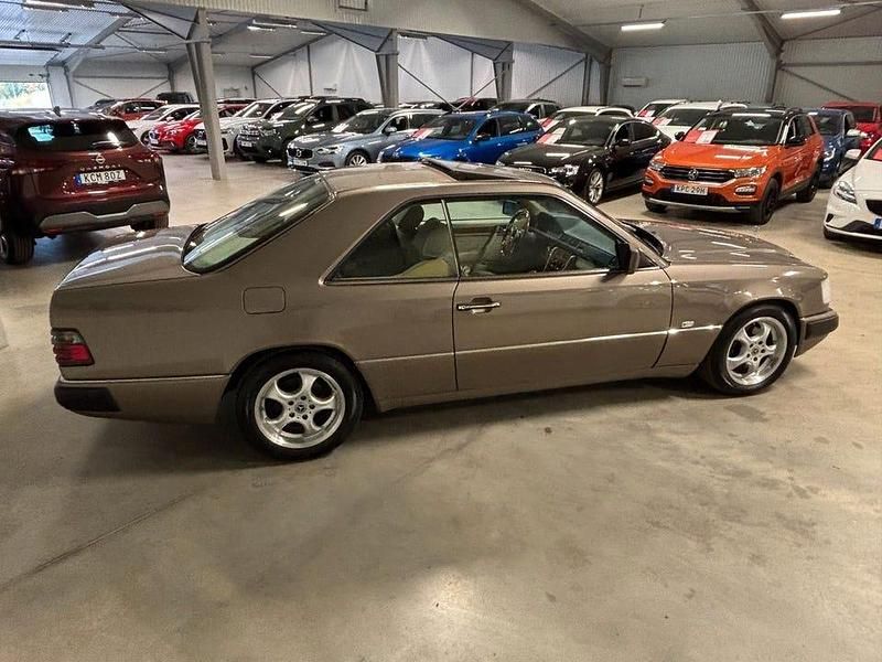 Begagnad Mercedes E300 180 HK (132 kW) 1990 Ljusbrun Sportkupé