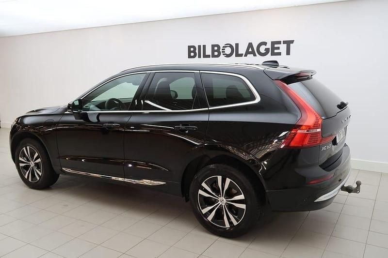 Begagnad Volvo XC60 Core 350 HK (257 kW) 2023 Svart SUV