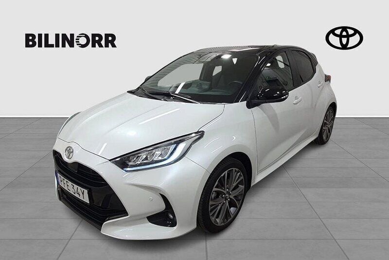 Vit Begagnad 2024 Toyota Yaris Hybrid Style Halvkombi | 299 900 kr (Marknadspris) - Bild 1/4