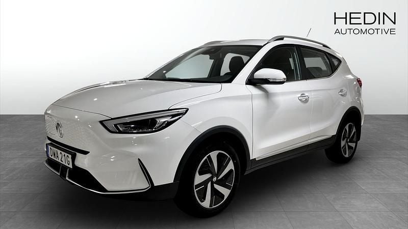 Vit (white) Begagnad 2022 MG ZS Sedan | 244 900 kr (Marknadspris) - Bild 1/4