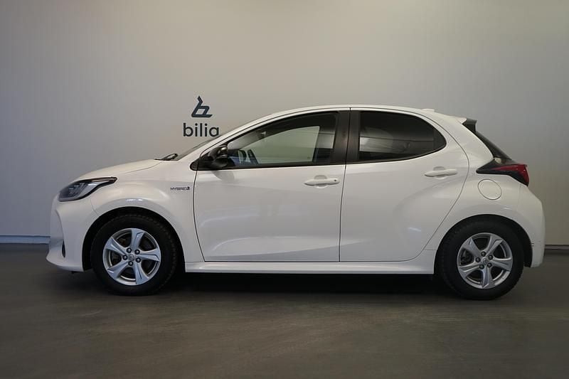 Begagnad Toyota Yaris Hybrid Style 117 HK (86 kW) 2020 Vit Halvkombi