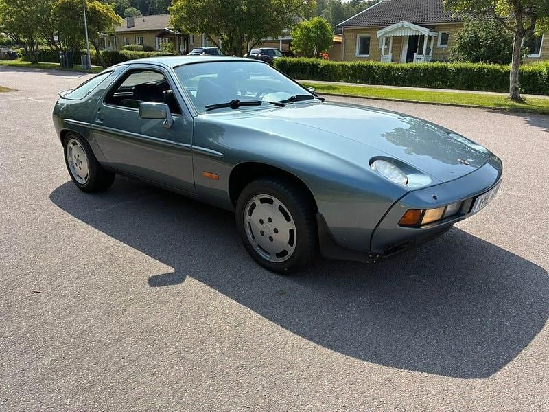 Begagnad Porsche 928 310 HK (228 kW) 1984 Gråblåmetallic Sportkupé