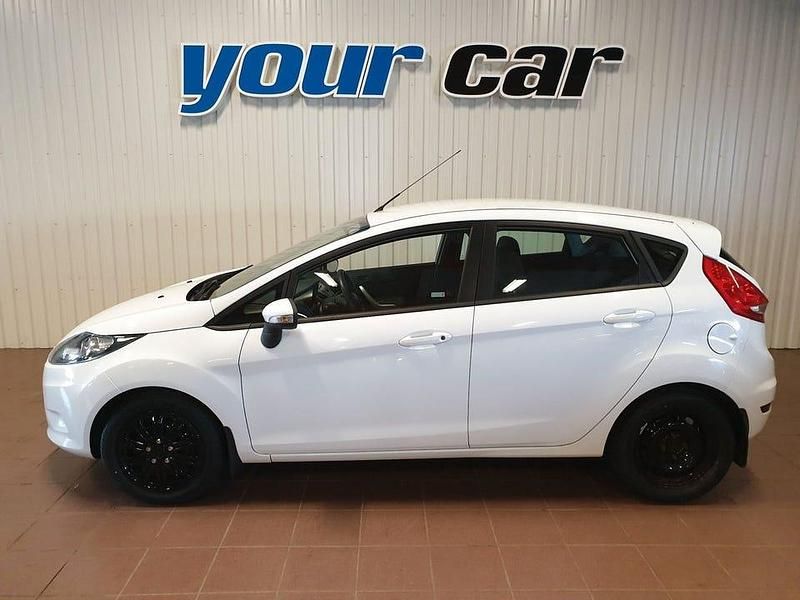 Vit Begagnad 2013 Ford Fiesta Halvkombi | 59 000 kr (Lite dyr) - Bild 1/4