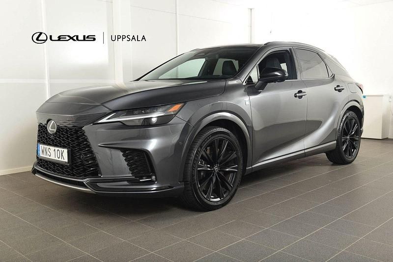 Grå (grå metallic) Begagnad 2023 Lexus RX500h Sport Line SUV | 799 900 kr - Bild 1/4