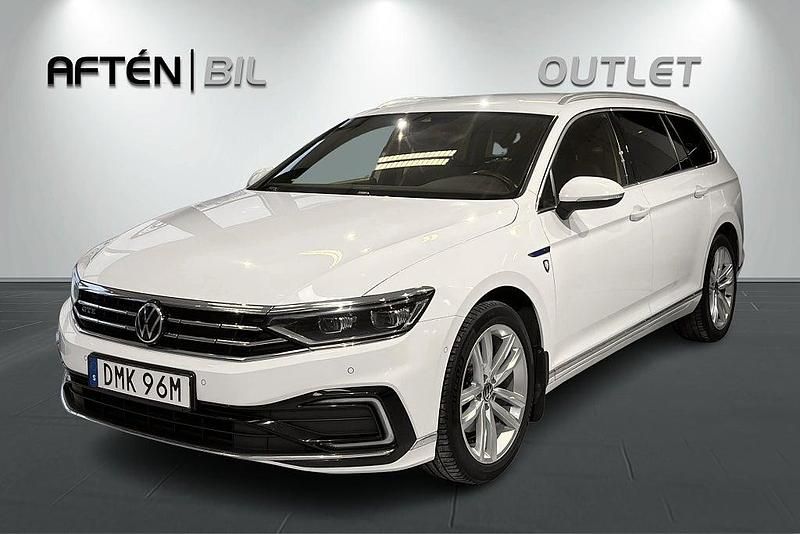 Pure white Begagnad 2021 VW Passat Executive Kombi | 189 800 kr (Marknadspris) - Bild 1/3