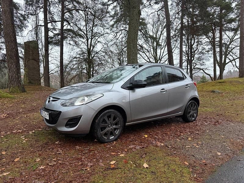 Grå Begagnad 2014 Mazda 2 Color Halvkombi | 59 000 kr (Dyr) - Bild 1/4