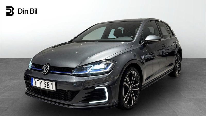 Mörkgrå Begagnad 2017 VW Golf VII GTE Halvkombi | 239 900 kr (Lite dyr) - Bild 1/4