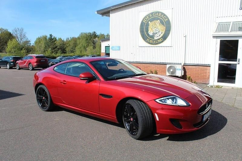 Mörkröd Begagnad 2014 Jaguar XK Sportkupé | 446 000 kr - Bild 1/4