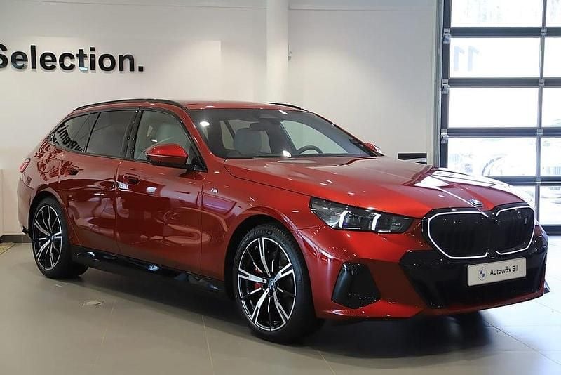 Röd Begagnad 2024 BMW i5 Comfort Edition Kombi | 759 000 kr (Marknadspris) - Bild 1/3