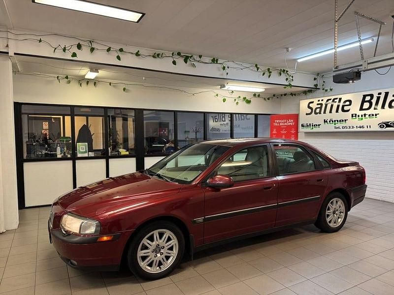 Mörkröd Begagnad 2002 Volvo S80 Sedan | 29 900 kr (Dyr) - Bild 1/4