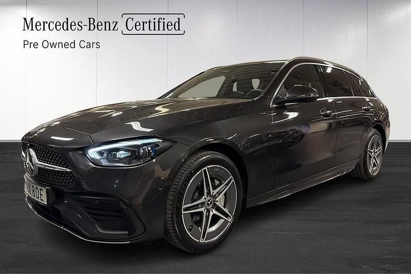 Grå Begagnad 2025 Mercedes C300 AMG Kombi | 519 000 kr - Bild 1/4