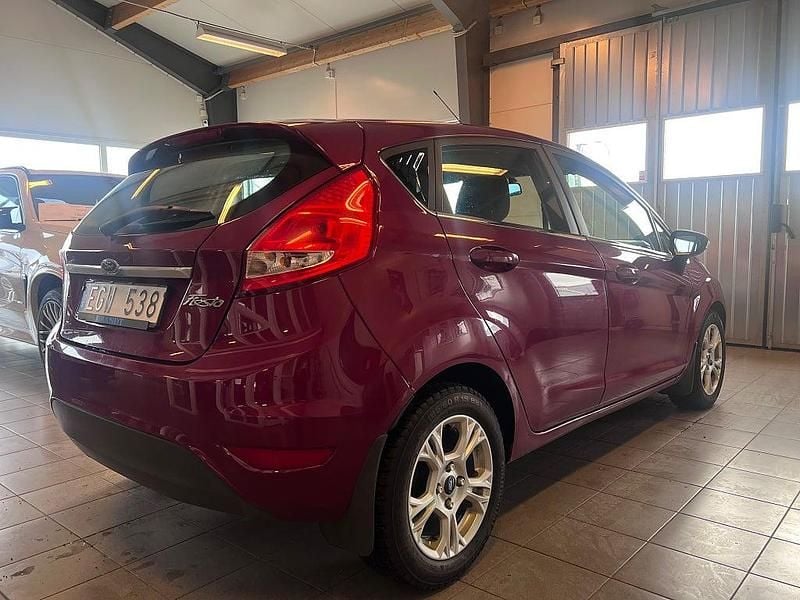 Begagnad Ford Fiesta Titanium 82 HK (60 kW) 2010 Röd Halvkombi