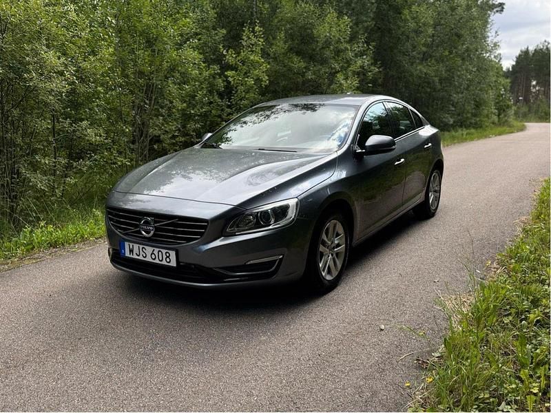 Grå Begagnad 2017 Volvo S60 Momentum Sedan | 149 000 kr (Marknadspris) - Bild 1/4