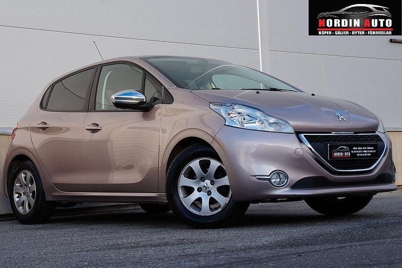 Ljusgrå Begagnad 2012 Peugeot 208 Halvkombi | 48 900 kr (Marknadspris) - Bild 1/4
