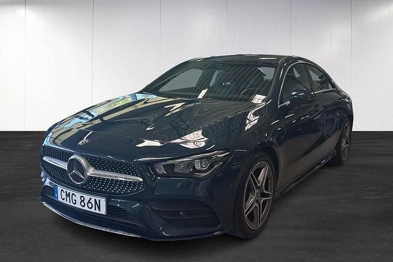 Blå Begagnad 2022 Mercedes CLA200 AMG Sportkupé | 319 000 kr (Bra pris) - Bild 1/4