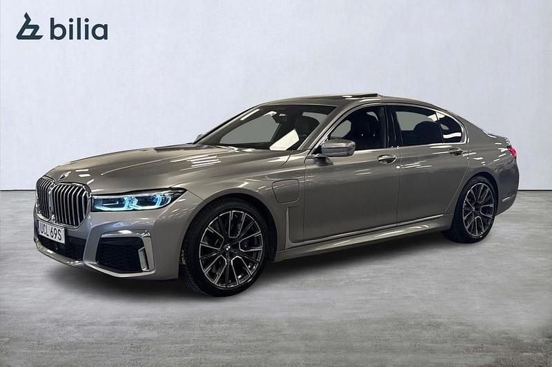 Grå Begagnad 2020 BMW 745 M Sport Sedan | 499 000 kr - Bild 1/4