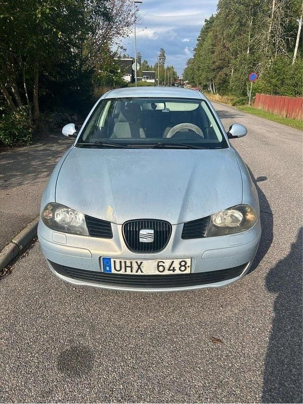 Blå Begagnad 2003 Seat Ibiza Halvkombi | 10 000 kr (Marknadspris) - Bild 1/4